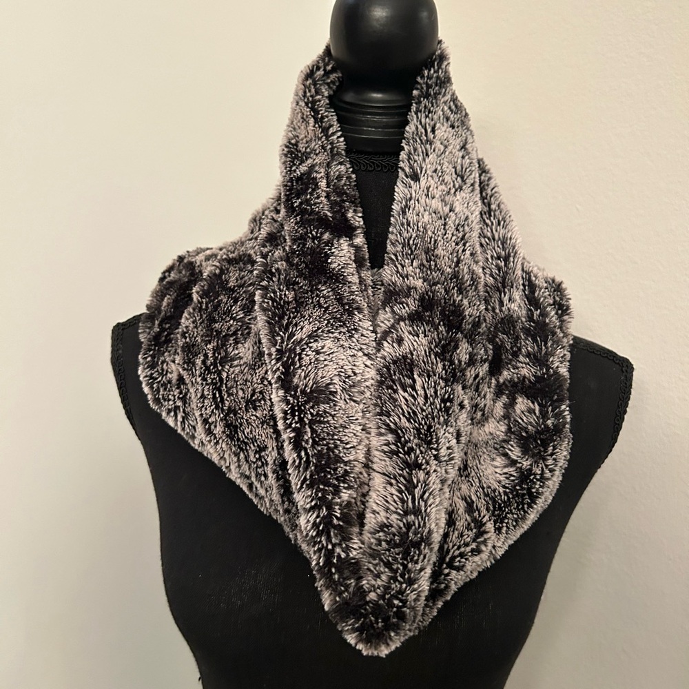 Merona two tone faux fur neck loop, neck warmer.  Faux fur inside and outside